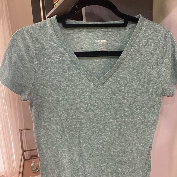 Basic Target V Neck - Picture 2 of 3